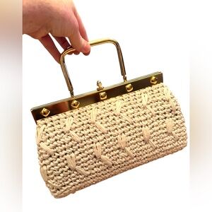 Women's Vintage Woven Straw Handbag with Gold Metal Top Handle Kiss lock 1960s